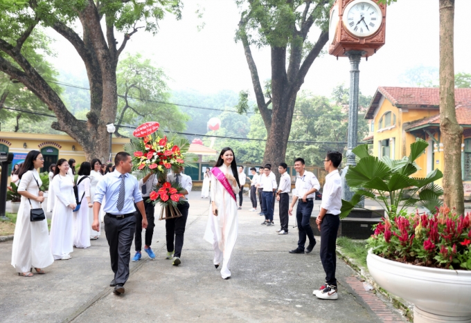 Thanh T&uacute; nhận được sự ch&agrave;o đ&oacute;n nhiệt liệt từ ph&iacute;a c&aacute;c em học sinh trường THPT Chu Văn An, H&agrave; Nội.