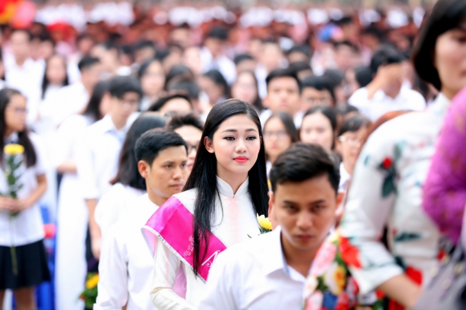 &Aacute; hậu 1 Ng&ocirc; Thanh Thanh T&uacute; rạng ngời ng&agrave;y về trường cũ