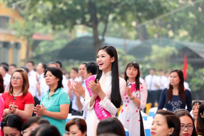 &Aacute; hậu 1 Ng&ocirc; Thanh Thanh T&uacute; rạng ngời ng&agrave;y về trường cũ