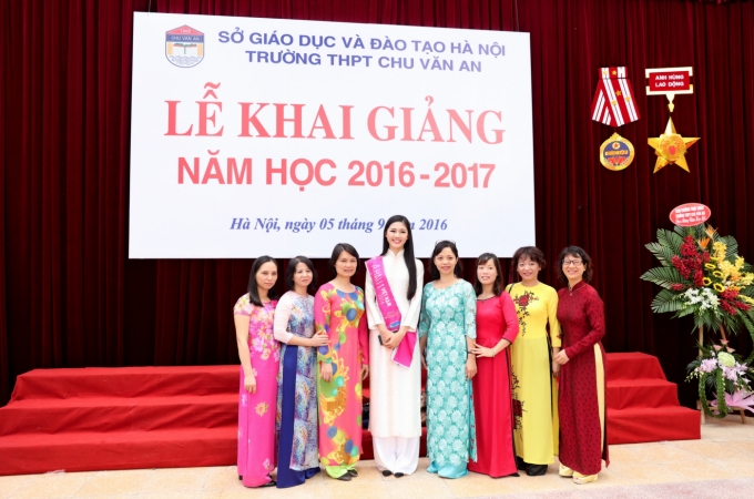 Thanh T&uacute; rạng rỡ chụp ảnh lưu niệm với c&aacute;c c&ocirc; gi&aacute;o.