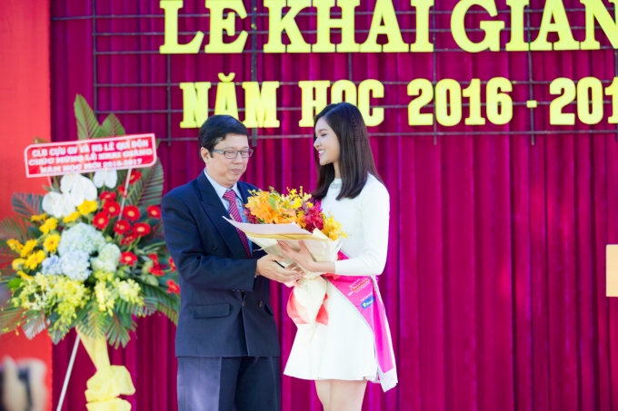 &Aacute; hậu Thuỳ Dung khoe n&eacute;t đẹp trong veo với đồng phục nữ sinh