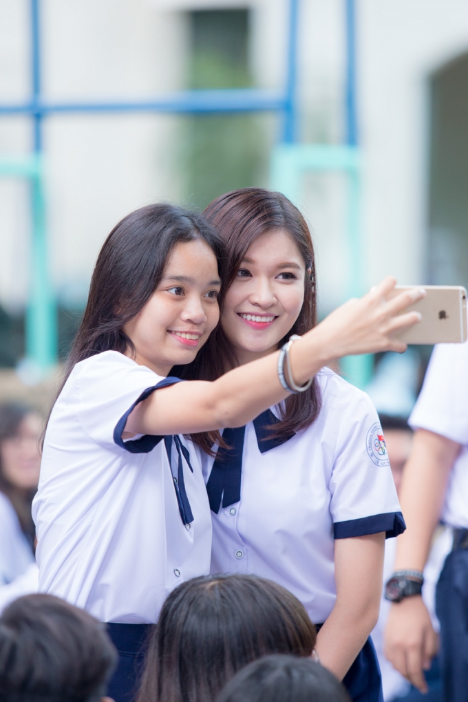 &Aacute; hậu Thuỳ Dung khoe n&eacute;t đẹp trong veo với đồng phục nữ sinh