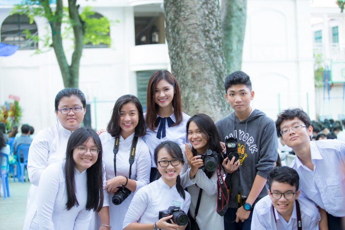 &Aacute; hậu Thuỳ Dung khoe n&eacute;t đẹp trong veo với đồng phục nữ sinh