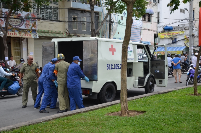 Thi thể nạn nh&acirc;n được đưa về nh&agrave; x&aacute;c bệnh viện.