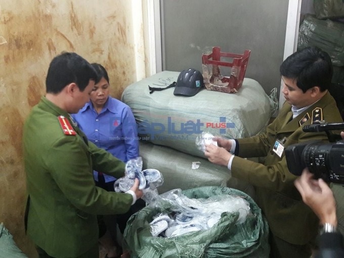 Lực lượng chức năng đang bắt giữ số h&agrave;ng lậu.