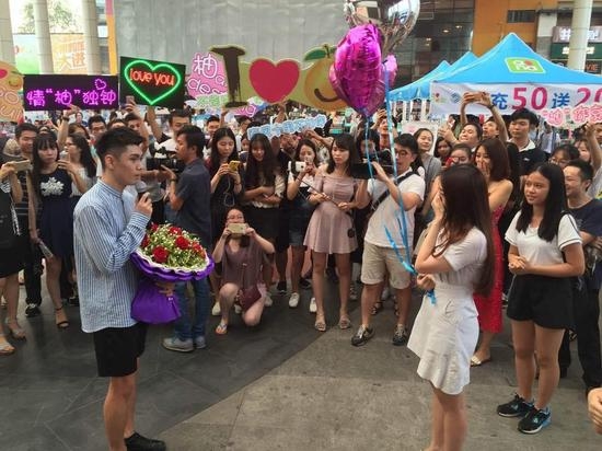 M&agrave;n tỏ t&igrave;nh l&atilde;ng mạn với 999 quả bưởi v&agrave; c&aacute;i kết phũ ph&agrave;ng