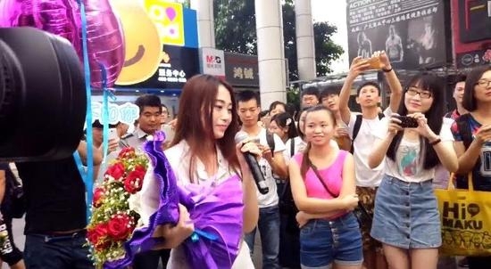 'Em kh&ocirc;ng th&iacute;ch anh, em lu&ocirc;n coi anh l&agrave; người bạn tốt nhất,' Mộc Mộc n&oacute;i.