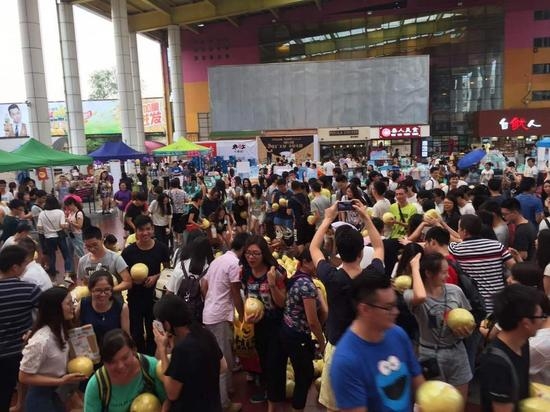 Mọi người mang bưởi về sau khi m&agrave;n tỏ t&igrave;nh thất bại.