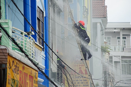 Lực lượng PCCC ph&aacute;i rất kh&oacute;a khăn mới dập được đ&aacute;m ch&aacute;y. (Ảnh: Lao động)