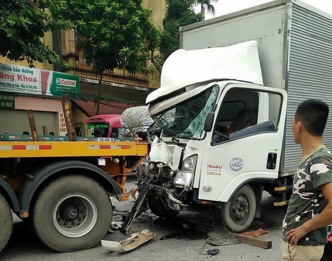 Vụ tai nạn li&ecirc;n ho&agrave;n khiến 3 xe &ocirc; t&ocirc; h&uacute;c v&agrave;o nhau (ảnh Quang Trung).