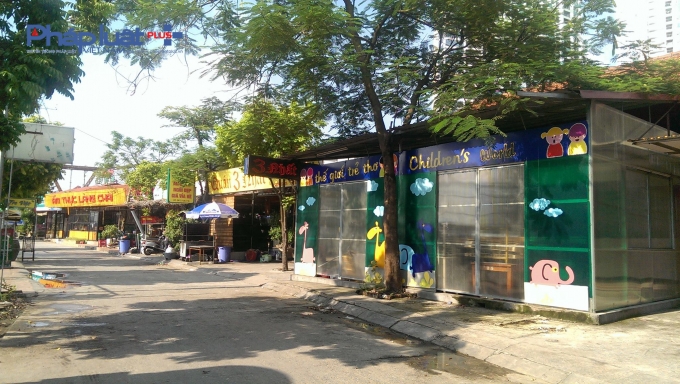 Tại phường Ngọc L&acirc;m, quận Long Bi&ecirc;n, H&agrave; Nội c&oacute; h&agrave;ng&nbsp;chục h&agrave;ng qu&aacute;n ngang nhi&ecirc;n tồn tại&nbsp;tr&ecirc;n h&agrave;nh lang tho&aacute;t lũ, đ&ecirc; điều.