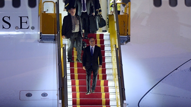 Tổng thống Ph&aacute;p Francois Hollande đ&atilde; đặt ch&acirc;n xuống s&acirc;n bay Nội B&agrave;i l&uacute;c&nbsp;0h40 ng&agrave;y 6/9. (Ảnh: D&acirc;n tr&iacute;)