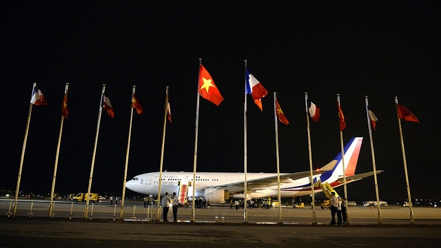 Chuy&ecirc;n cơ của Tổng thống Ph&aacute;p đỗ tại s&acirc;n bay Nội B&agrave;i.
