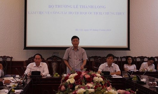 Bộ trưởng Bộ Tư ph&aacute;p L&ecirc; Th&agrave;nh Long ph&aacute;t biểu tại buổi l&agrave;m việc.