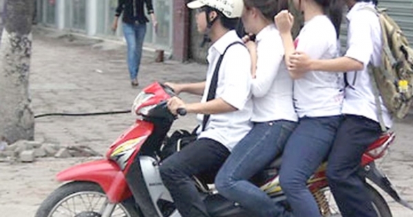 Thiếu nữ không đội mũ bảo hiểm, sử dụng giấy tờ xe giả