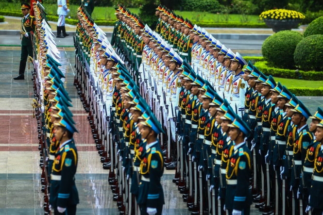 Đội danh dự ch&agrave;o đ&oacute;n tổng thống Ph&aacute;p Fran&ccedil;ois&nbsp;Hollande tại Phủ Chủ tịch. (Ảnh:&nbsp;Nguyễn Kh&aacute;nh)