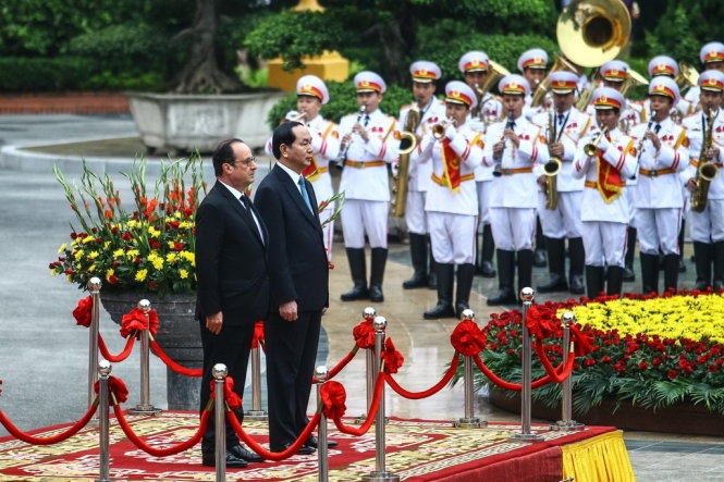 Hai vị nguy&ecirc;n thủ Việt Nam v&agrave; Ph&aacute;p tr&ecirc;n bục danh dự. (Ảnh:&nbsp;Nguyễn Kh&aacute;nh)