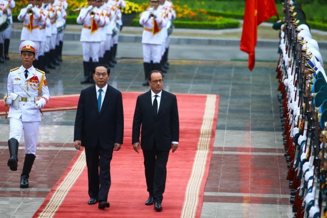 Chủ tịch nước Trần Đại Quang v&agrave; tổng thống Ph&aacute;p duyệt đội danh dự. (Ảnh: Nguyễn Kh&aacute;nh)