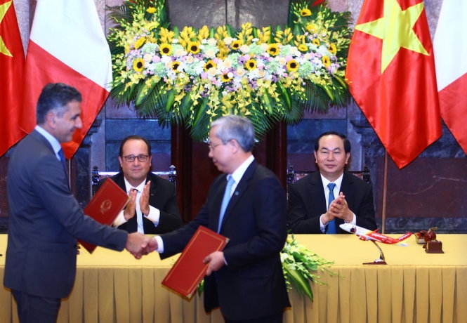 Hai nh&agrave; l&atilde;nh đạo chứng kiến lễ k&yacute; kết hợp t&aacute;c. (Ảnh: Nguyễn Kh&aacute;nh)