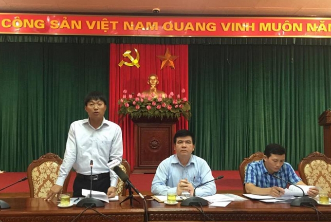 &Ocirc;ng Trần Việt H&agrave; (đứng), th&ocirc;ng tin tại buổi giao ban b&aacute;o ch&iacute;.