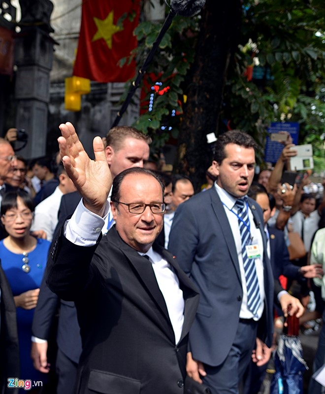 Tổng thống Ph&aacute;p Francois Hollande dạo phố cổ H&agrave; Nội