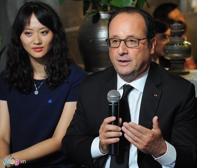 Tổng thống Ph&aacute;p Francois Hollande dạo phố cổ H&agrave; Nội