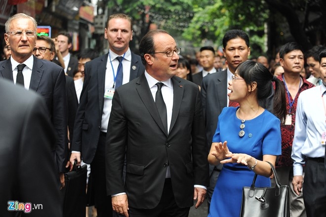 Tổng thống Ph&aacute;p Francois Hollande dạo phố cổ H&agrave; Nội