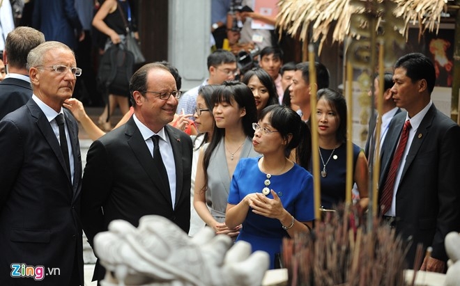 Tổng thống Ph&aacute;p Francois Hollande dạo phố cổ H&agrave; Nội