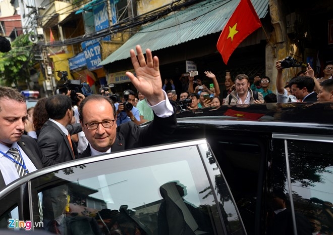 Tổng thống Ph&aacute;p Francois Hollande dạo phố cổ H&agrave; Nội