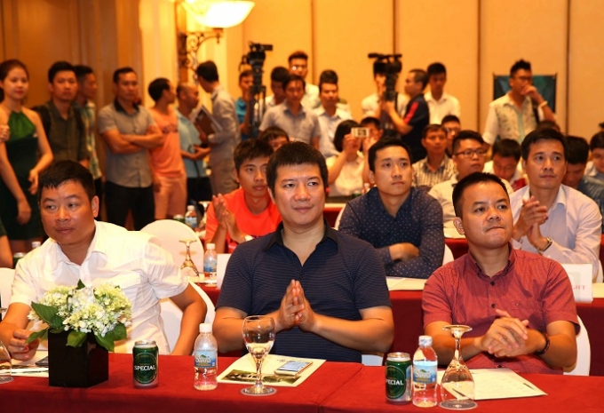 BLV Quang Huy (&aacute;o đen, ở giữa) sẽ được mời tham gia b&igrave;nh luận c&aacute;c trận đấu d&agrave;nh cho c&aacute;c đội b&oacute;ng phong tr&agrave;o h&agrave;ng đầu.