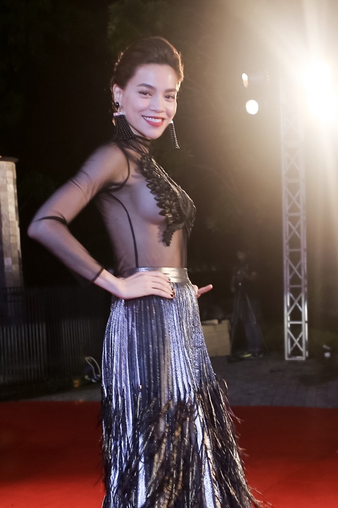 Chiếc v&aacute;y xuy&ecirc;n thấu g&acirc;y x&ocirc;n xao mới nhất của H&agrave; Hồ khi xuất hiện trong chương tr&igrave;nh The Face mới đ&acirc;y.