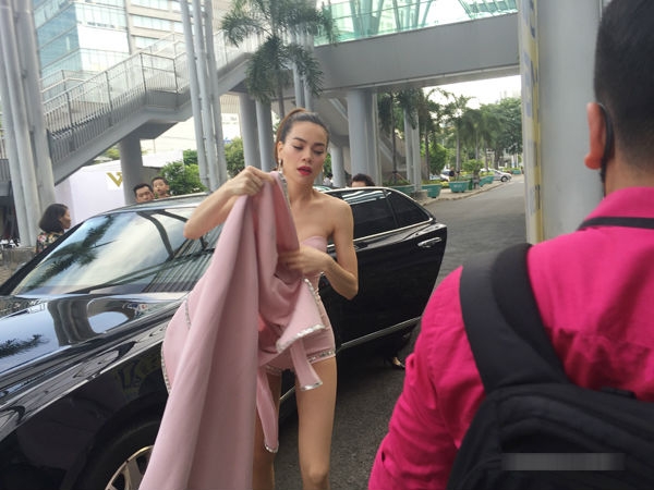 Sốc với những bộ trang phục thiếu vải g&acirc;y nhức mắt của Hồ Ngọc H&agrave;