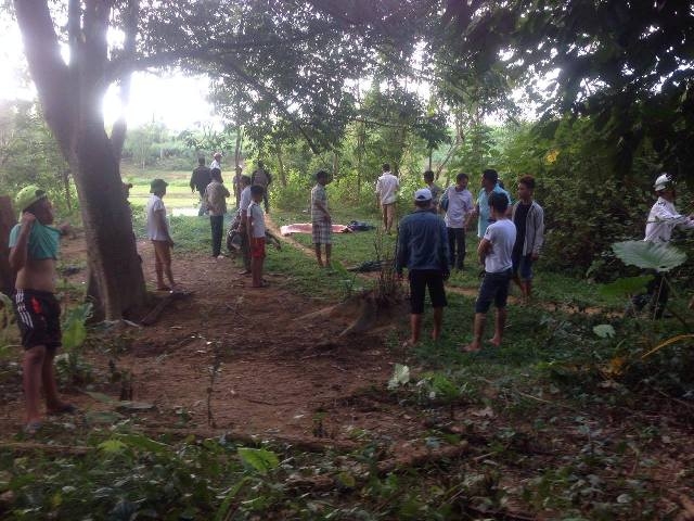 &nbsp; &nbsp; &nbsp; &nbsp; &nbsp; &nbsp; &nbsp; &nbsp; &nbsp; &nbsp; &nbsp; &nbsp; &nbsp; &nbsp; &nbsp; &nbsp; &nbsp; &nbsp; &nbsp; &nbsp; &nbsp; &nbsp; Người d&acirc;n đưa đưa thi thể em Đạt về để lo hậu sự.