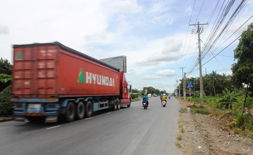 41 quyết định giải quyết bồi thường giải ph&oacute;ng mặt bằng dự &aacute;n mở rộng Quốc lộ 1A của &ocirc;ng Nguyễn Văn Khang- nguy&ecirc;n Chủ tịch UBND tỉnh Tiền Giang g&acirc;y tranh c&atilde;i khi c&oacute; kết quả x&aacute;c minh của Bộ T&agrave;i nguy&ecirc;n v&agrave; M&ocirc;i trường (Ảnh: Ho&agrave;ng Trung)