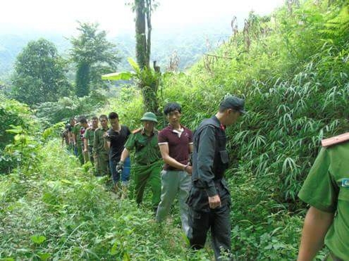 Lực lượng chức năng dẫn giải Tẩn L&aacute;o Lở (&aacute;o m&agrave;u mận t&iacute;m), hung thủ s&aacute;t hại 4 người d&acirc;n ở L&agrave;o Cai đến hiện trường thực nghiệm.