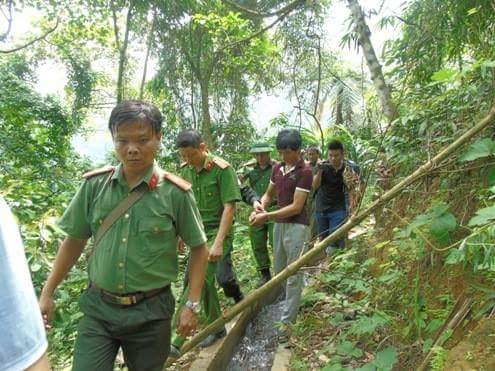 Đề ph&ograve;ng Tẩn L&aacute;o Lở nghĩ quẩn, c&oacute; thể giật d&acirc;y bỏ chạy... c&aacute;n bộ dẫn giải lu&ocirc;n phải tr&ocirc;ng chừng, cảnh gi&aacute;c v&agrave; chỉ cho hung thủ đi gần như giữa h&agrave;ng tr&ecirc;n đường ra thực nghiệm.