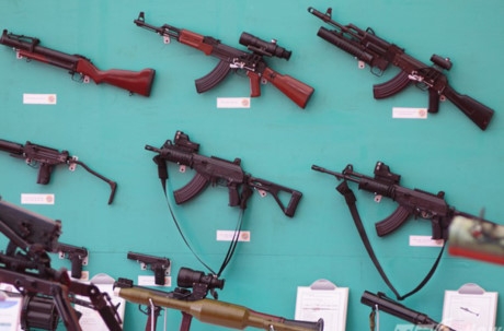 S&uacute;ng sử dụng chung hộp tiếp đạn 30 vi&ecirc;n với AK47, AKM, cỡ đạn 7,62x39mm, tầm bắn 600vi&ecirc;n/ph&uacute;t, sơ tốc đầu n&ograve;ng đạt 715m/s. Với ray b&ecirc;n dưới ốp l&oacute;t tay, s&uacute;ng c&oacute; thể gắn s&uacute;ng ph&oacute;ng lựu M203 do Việt Nam sản xuất, cũng như trang bị th&ecirc;m ống ngắm quang học, biến s&uacute;ng STL-A1 th&agrave;nh một phi&ecirc;n bản chiến đấu cực kỳ hiệu quả.