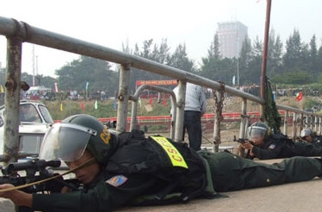 S&uacute;ng sử dụng hộp tiếp đạn 10 vi&ecirc;n, cỡ đạn 7,62x54mmR, nạp đạn bằng kh&iacute; n&eacute;n, thoi nạp đạn xoay, sơ tốc đầu n&ograve;ng 930m/s.