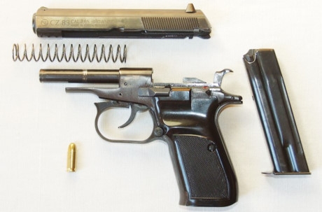 S&uacute;ng ngắn CZ-83 trang bị hộp tiếp đạn 12 vi&ecirc;n, cải tiến đầu ruồi v&agrave; thước ngắm gắn phản quang cho khả năng ngắm bắn ban đ&ecirc;m rất tốt, h&agrave;nh r&igrave;nh c&ograve; d&agrave;i v&agrave; nhẹ hơn so với phi&ecirc;n bản gốc Makarov (K59), CZ-83 được cho l&agrave; c&oacute; độ chụm đạn tốt hơn s&uacute;ng ngắn K54 v&agrave; K59.&nbsp;