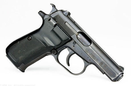 S&uacute;ng sử dụng hộp tiếp đạn 12 vi&ecirc;n cỡ đạn 9x18mm Makarov, tầm bắn 50m, sơ tốc đầu n&ograve;ng đạt 305m/s. Theo c&aacute;c chuy&ecirc;n gia qu&acirc;n sự, tuy hơi nặng so với ti&ecirc;u chuẩn s&uacute;ng ngắn hiện đại ng&agrave;y nay, nhưng CZ-83 vẫn l&agrave; một khẩu s&uacute;ng ngắn đ&aacute;ng tin cậy, uy lực tốt v&agrave; tuyệt vời với độ ch&iacute;nh x&aacute;c cao.