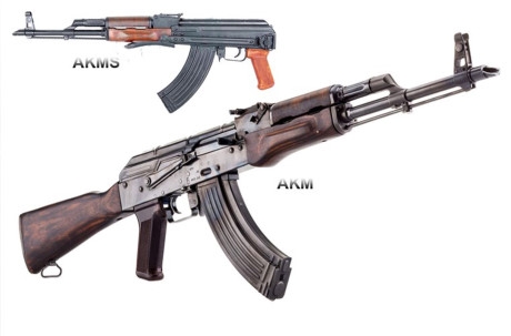 AKM l&agrave; phi&ecirc;n bản cải tiến của AK-47 với nhiều sửa đổi l&agrave;m cho s&uacute;ng c&oacute; trọng lượng nhẹ hơn, độ bền cơ học tốt hơn, v&agrave; gắn chụp chống giật đầu n&ograve;ng khiến s&uacute;ng c&oacute; độ ổn định v&agrave; ch&iacute;nh x&aacute;c hơn. Phi&ecirc;n bản AKMS được thiết kế với b&aacute;ng c&oacute; thể gập gọn v&agrave;o th&acirc;n s&uacute;ng, tăng t&iacute;nh cơ động.