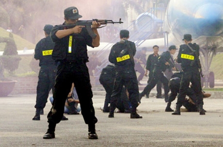 Những thay đổi chủ yếu của s&uacute;ng so với AK-47 l&agrave; việc ứng dụng loại th&eacute;p mới bền hơn v&agrave; cụm c&ograve;-b&uacute;a được cải tiết bằng c&aacute;ch thiết kế th&ecirc;m một chi tiết l&agrave;m trễ b&uacute;a đập. B&aacute;ng s&uacute;ng cũng, tay cầm, v&agrave; bộ ốp l&oacute;t ph&iacute;a trước được thay đổi từ gỗ tiện sang gỗ &eacute;p cường độ cao.