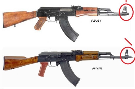 Trọng lượng s&uacute;ng khi chưa lắp đạn 3,1kg (AKM) v&agrave; 3,3kg (AKMS), chiều d&agrave;i 880mm (AKM) v&agrave; 650mm khi gập b&aacute;ng (AKMS), n&ograve;ng d&agrave;i 415mm, cỡ n&ograve;ng 7,62mm, tầm bắn hiệu quả 400m.