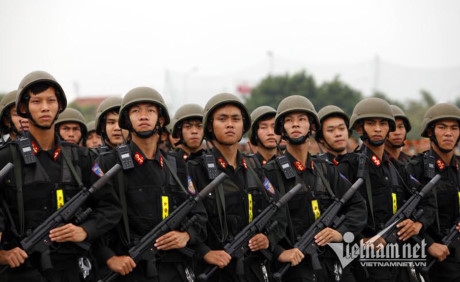 Tiểu đo&agrave;n Cảnh s&aacute;t đặc nhiệm được trang bị s&uacute;ng MP5.