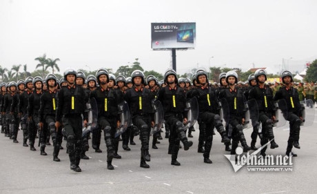 Khối sỹ quan của tiểu đo&agrave;n CSCĐ số 1 được trang bị gậy điện.