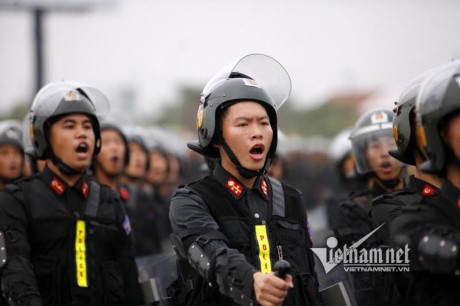 Khối sỹ quan tiểu đo&agrave;n CSCĐ số 3 được trang bị l&aacute; chắn v&agrave; gậy tonfa.