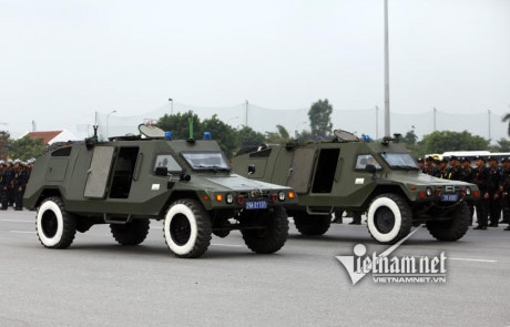 RAM l&agrave; xe đặc chủng b&aacute;nh hơi chống đạn với thiết kế th&acirc;n vỏ được bọc th&eacute;p chống đạn d&agrave;y 8mm, k&iacute;nh chống đạn d&agrave;y 50mm, phục vụ c&ocirc;ng t&aacute;c chống khủng bố v&agrave; giải cứu con tin.