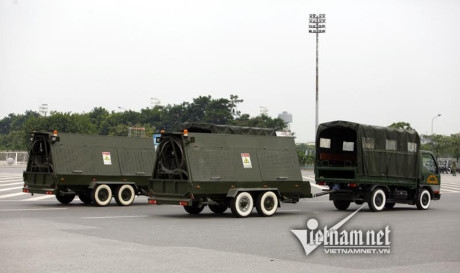 Xe rải d&acirc;y th&eacute;p gai l&agrave; thiết bị chuy&ecirc;n dụng được CSCĐ sử dụng trong ph&ograve;ng chống g&acirc;y rối an ninh trật tự, biểu t&igrave;nh, bạo loạn. Hệ thống tời k&eacute;o rải d&acirc;y th&eacute;p gai cơ động được d&ugrave;ng để ngăn c&aacute;ch, khoanh v&ugrave;ng c&aacute;c khu vực cấm, bao v&acirc;y, c&ocirc; lập đ&aacute;m đ&ocirc;ng.