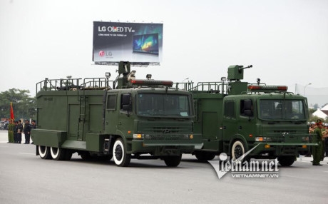 Với th&ugrave;ng chứa 9m3 khối nước được trang bị v&ograve;i bơm cao &aacute;p, v&ograve;i phun cơ động, &aacute;p lực nước c&oacute; thể l&agrave;m mất sức kh&aacute;ng cự ho&agrave;n to&agrave;n của đối tượng chống đối, giải t&aacute;n đ&aacute;m đ&ocirc;ng trong thời gian ngắn.