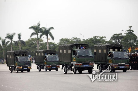 Xe chở qu&acirc;n c&oacute; thể chở 1 tiểu đội đi l&agrave;m nhiệm vụ, c&oacute; khả năng cơ động nhanh.  Một số h&igrave;nh ảnh biểu diễn v&otilde; thuật của chiến sỹ CSCĐ 1 chọi với 2,3 hoặc 4 đối tượng chống đối:
